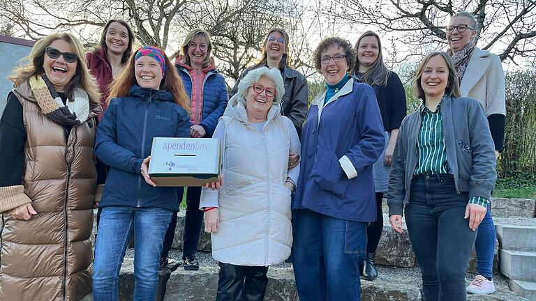 Fröhliche Gesichter bei der Übergabe der prall gefüllten Spendenbox: Ganze 3000 Euro konnten während des Festivalzeitraums gesammelt werden, die nun zu gleichen Teilen an den Verein „Wildwasser e. V.“ sowie die beiden Würzburger Frauenhäuser von SKF und AWO gespendet werden. Vordere Reihe (von links): Margit Buchert-Müller, Susanne Cimander, Gerda Rausch, Angela Causemann, Theresa Hauff. Hintere Reihe (von links): Miriam Tarolli, Daniela Hufnagl, Miriam Rom, Janika Schmidt und Franciska Bouma.