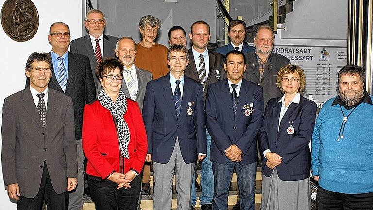 Ehrung für Ehrenamt und Kommunalpolitik: Neunmal konnte Landrat Thomas Schiebel im Bocksbeutelkeller die kommunale Dankurkunde überreichen, dreimal das Ehrenzeichen des Bayerischen Roten Kreuzes und viermal das Ehrenzeichen des Technischen Hilfswerkes.