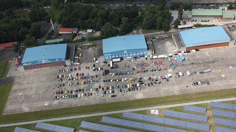 Flugplatz Giebelstadt       -  Die wohl erste Veranstaltung nach der Schließung der Airbase im Jahr 2006 fand bereits 2014 statt: das 'US-Car Meeting', das bis dahin auf der Sommerhäuser Mainwiese beheimatet war - ein Event ohne kommerziellen Hintergrund, das von einer Gruppe begeisterter US-Car-Besitzer organisiert wurde.