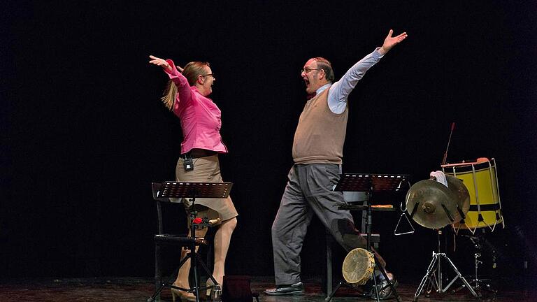 Die Fliegende Volksbühne der Oper Frankfurt zeigte Carmen a trois im Theater.