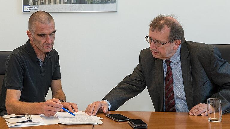 Würzburgs Uni-Präsident Alfred Forchel (rechts) im Gespräch mit dieser Redaktion: Redakteur Andreas Jungbauer über die Perspektiven der Julius-Maximilians-Universität.