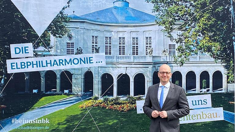 Die neue Standortkampagne der Stadt Bad Kissingen hat Pfiff. Unser Bild zeigt Oberbürgermeister Dr. Dirk Vogel vor einer neuen Plakatwand.