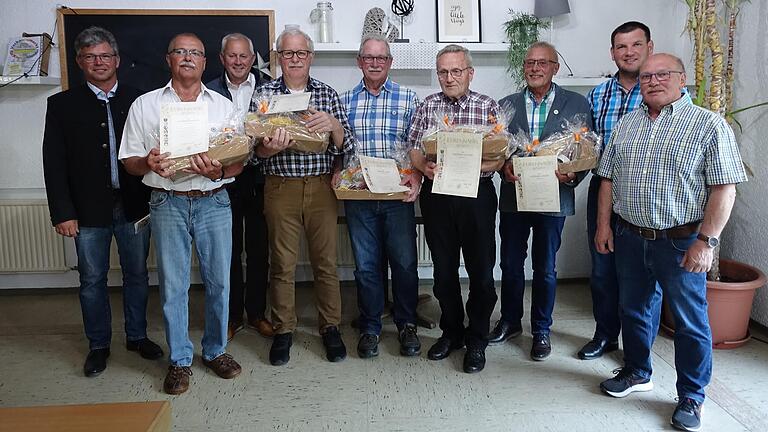 Frank Bauer, Vorsitzender des Kreisverbandes für Gartenbau- und Landespflege Schweinfurt, Günter Renninger (40Jahre), Arthur Arnold (25Jahre), Gerhard Winkler, Werner Bieber, Hermann Weigand, Günther Konrad, Steffen Brandt, 1. Vorsitzender des OGV Euerbach, Rainer Brandt 2. Vorsitzender (entschuldigt waren Eugen Gäb, Theo Weigand und Jürgen Zirkel)