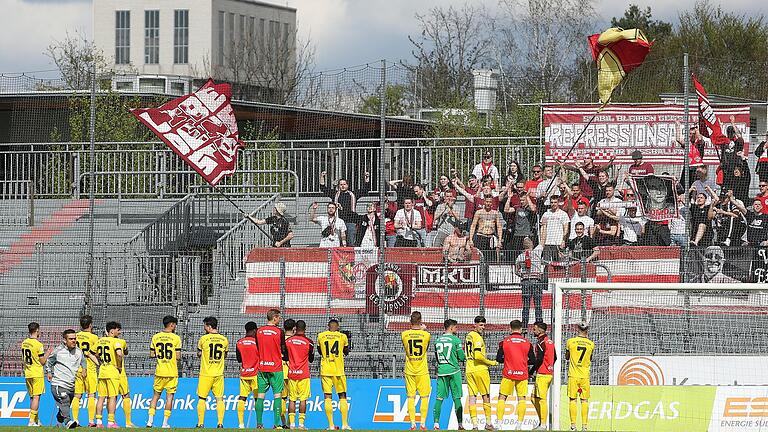 In Burghausen gab es für die Würzburger Kickers verdienten Applaus. Die Mannschaft hat sich gefangen, kann aber wohl kaum noch Meister werden. aufsteigen können die Kickers womöglich trotzdem noch.