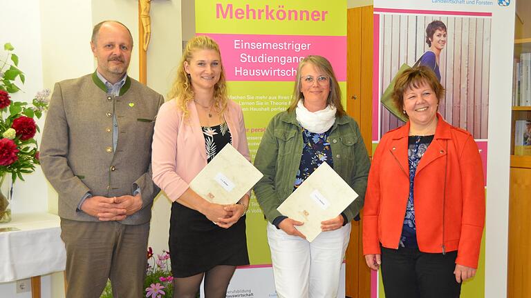 Schulleiterin Christina Weber-Hoch (rechts) und Oliver Kröner (Leiter des Amtes für Ernährung, Landwirtschaft und Forsten) gratulierten den besten Absolventen der Hauswirtschaftsschule Julia Klüber (2. von links) und Sandra Selbert. Schulleiterin Christina Weber-Hoch (rechts) und Oliver Kröner (Leiter des Amtes für Ernährung, Landwirtschaft und Forsten) gratulierten den besten Absolventen der Hauswirtschaftsschule Julia Klüber (2. von links) und Sandra Selbert.