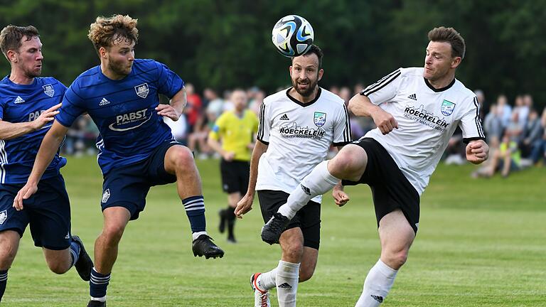 Gochsheim oder Oberschwarzach: Wer kann die Relegation heute für sich entscheiden? Hier eine Szene aus dem Hinspiel mit Gochsheims Yannik Reinhart (Zweiter von links) und den beiden Überschwarzacher Spielertrainern Simon Müller (Mitte) und Alexander Greß. Gochsheim oder Oberschwarzach: Wer kann die Relegation heute für sich entscheiden? Hier eine Szene aus dem Hinspiel mit Gochsheims Yannik Reinhart (Zweiter von links) und den beiden Überschwarzacher Spielertrainern Simon Müller (Mitte) und Alexander Greß.
