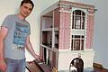 Jürgen Kaiser mit dem von ihm gebauten Modell des berühmten Ghostbusters-Feuerwehrhauses, das auch in seinem neuen Stop-Motion-Film eine wichtige Rolle spielt. Das Bild entstand zu Beginn seines Projekts vor sieben Jahren.