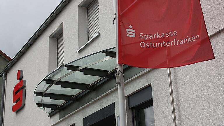 Die Sparkasse Ostunterfranken fusioniert mit der Sparkasse Schweinfurt; im Bild die Filiale in Königsberg. Die Sparkasse Ostunterfranken fusioniert mit der Sparkasse Schweinfurt; im Bild die Filiale in Königsberg.
