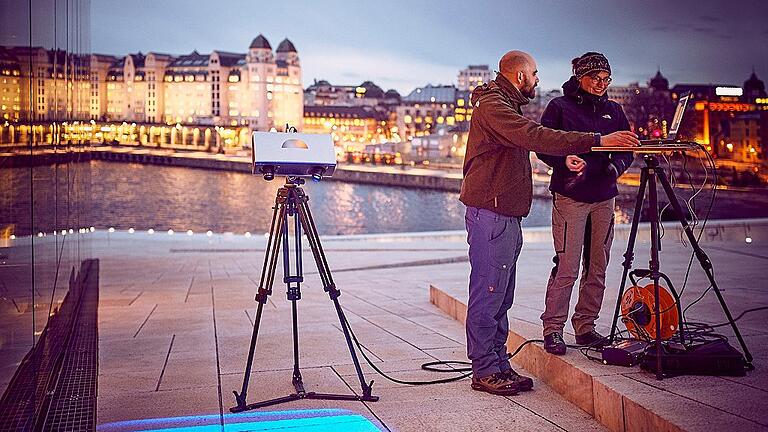 Max Rahrig untersucht mit Kollegin Anna Luib eine Testfläche am Opernhaus in Oslo. Max Rahrig untersucht mit Kollegin Anna Luib eine Testfläche am Opernhaus in Oslo.