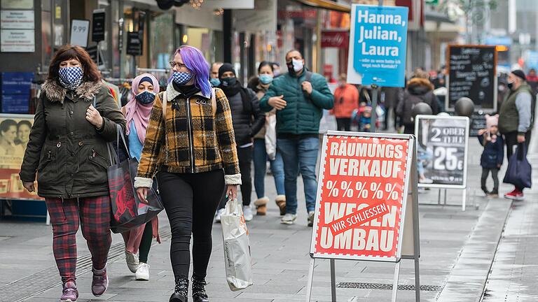 Die Besucherzahlen in der Würzburger Innenstadt sind in der Vorweihnachtszeit im Vergleich zum Vorjahr stark zurückgegangen. Handelssprecher sehen eine 'katastrophale' Lage.