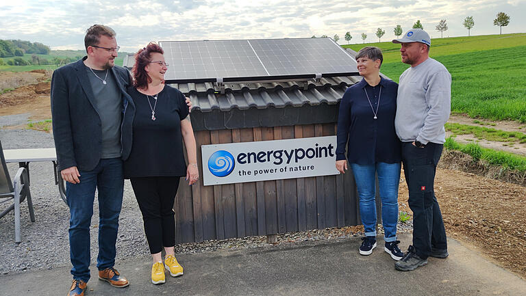 Platz für eine PV-Anlage ist auf der kleinsten Hütte: Matthias, Sandra, Daniela und Uwe Windsauer freuen sich am (Neben-)Gebäude über den gemeisterten Firmenumzug. Platz für eine PV-Anlage ist auf der kleinsten Hütte: Matthias, Sandra, Daniela und Uwe Windsauer freuen sich am (Neben-)Gebäude über den gemeisterten Firmenumzug.