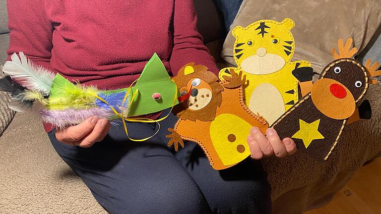Basteln ist Melitta Becks Leidenschaft. Viele ihrer Arbeiten verschenkt sie im Freundes- und Bekanntenkreis. Ihre Handpuppen würde sie gerne an kranke Kinder verschenken. Basteln ist Melitta Becks Leidenschaft. Viele ihrer Arbeiten verschenkt sie im Freundes- und Bekanntenkreis. Ihre Handpuppen würde sie gerne an kranke Kinder verschenken.
