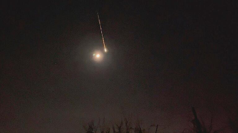 Asteroid.jpeg       -  Ein Asteroid ist in der Nacht über Brandenburg beim Eintritt in die Atmosphäre verglüht.