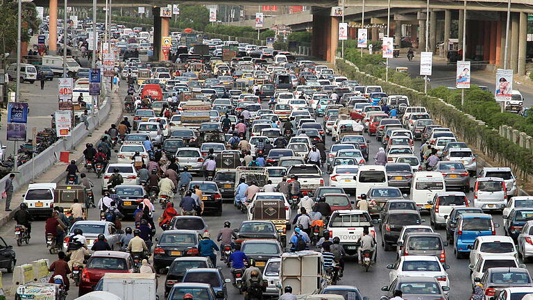 Ramadan - Pakistan.jpeg       -  Während des Ramadans steigt im Nahen Osten vielerort die Zahl der Verkehrstoten gerade während der Abendstunden, wenn die Gläubigen pünktlich zum Fastenbrechen nach Hause oder ins Lokal kommen wollen.