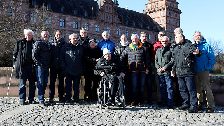 Empfang fuer 40 Jahre Handball-Weltmeister von 1978       -  40 Jahre nach dem Titelgewinn &ndash; die Weltmeister von 1978 vor dem Schloss Johannisburg in Aschaffenburg: (hinten von links) Co-Trainer Rudolf Spengler, Gerd Rosendahl, Arnulf Meffle, Männerspielwart Heinz Jakobsen, Kurt Klühspies, Trainer Vlado Stenzel, Manfred Hofmann, Richard Boczkowski, Horst Spengler, Heiner Brand, Claus Fey, Physiotherapeut Jürgen Söhngen, Manfred Freisler (verdeckt), Claus Hormel, Dieter Waltke und Joachim Deckarm (vorne Mitte).