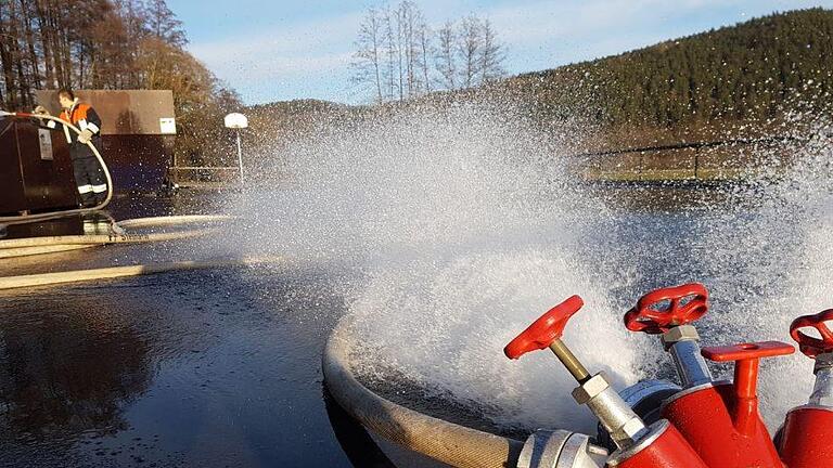 Die freiwillige Feuerwehr Steinach hat am Wochenende den Skaterplatz geflutet, um dort eine Eisfläche zum Schlittschuhlaufen zu schaffen. Foto: Marcel Dünisch - Die freiwillige Feuerwehr Steinach hat am Wochenende den Skaterplatz geflutet, um dort eine Eisfläche zum Schlittschuhlaufen zu schaffen. Foto: Marcel Dünisch Die freiwillige Feuerwehr Steinach hat am Wochenende den Skaterplatz geflutet, um dort eine Eisfläche zum Schlittschuhlaufen zu schaffen. Foto: Marcel Dünisch - Die freiwillige Feuerwehr Steinach hat am Wochenende den Skaterplatz geflutet, um dort eine Eisfläche zum Schlittschuhlaufen zu schaffen. Foto: Marcel Dünisch