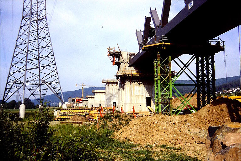 Die Mainbrücke bei Neuendorf während der Bauzeit 1992.