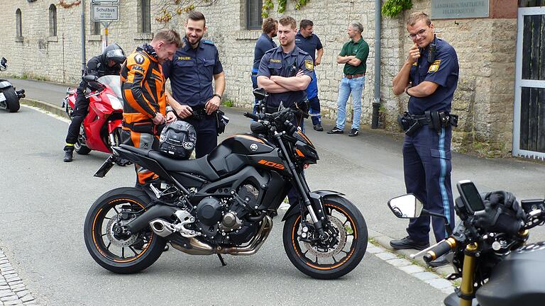 Die kontrollierten Motorradfahrer reagierten verständnisvoll auf die Kontrolle durch die Polizei an der B 22 in Düllstadt. Nach der Kontrolle führen die Polizisten entspannte Fachgespräche mit den Bikern.