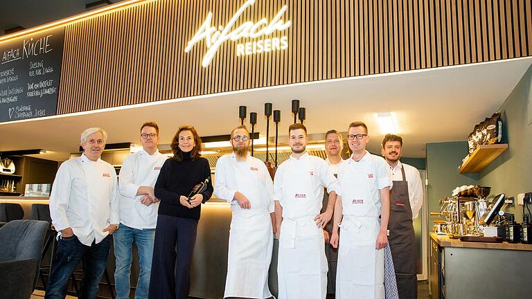 Bernhard Reiser (links) und seine Frau Silia Rüttiger mit seinem Team bei der Eröffnung seines neuen Restaurants 'Aifach Reiser'. Bernhard Reiser (links) und seine Frau Silia Rüttiger mit seinem Team bei der Eröffnung seines neuen Restaurants 'Aifach Reiser'. 