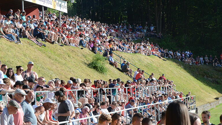 Rhöner Relegation - Proppenvoller Kohlenberg: Beim Relegationsmatch zur Bayernliga enttäuschte der FC Fuchsstadt allerdings beim 0:7 gegen die SpVgg Bayern Hof die immerhin 1512 Zuschauenden. Rhöner Relegation - Proppenvoller Kohlenberg: Beim Relegationsmatch zur Bayernliga enttäuschte der FC Fuchsstadt allerdings beim 0:7 gegen die SpVgg Bayern Hof die immerhin 1512 Zuschauenden.