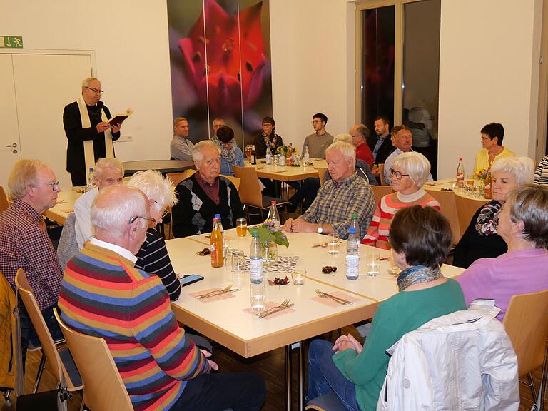 Pfarrer Helmut Rügamer segnete beim Helferessen der Pfarrgemeinde St. Laurentius in Unterpleichfeld die neue Photovoltaikanlage auf dem Dach des Pfarrheims. Pfarrer Helmut Rügamer segnete beim Helferessen der Pfarrgemeinde St. Laurentius in Unterpleichfeld die neue Photovoltaikanlage auf dem Dach des Pfarrheims.