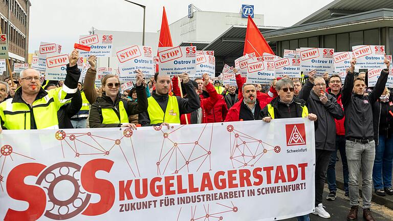 Zirka 200 Beschäftigte von ZF-Aftermarket sowie Vertreterinnen und Vertreter von SKF und Bosch Rexroth protestierten gegen den Ausbau des ZF Standorts in Tschechien und für Investitionen nach Schweinfurt. Zirka 200 Beschäftigte von ZF-Aftermarket sowie Vertreterinnen und Vertreter von SKF und Bosch Rexroth protestierten gegen den Ausbau des ZF Standorts in Tschechien und für Investitionen nach Schweinfurt.