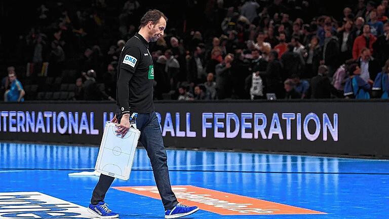 Handball WM · Deutschland - Katar - Es war immer die Stärke des Isländers, Impulse von außen zu setzen. Am Sonntag blieb er rätselhaft wirkungslos: Dagur Sigurdsson nach dem Achtelfinal-Aus gegen Katar. Es war sein letztes Spiel als Handball-Bundestrainer. Handball WM · Deutschland - Katar - Es war immer die Stärke des Isländers, Impulse von außen zu setzen. Am Sonntag blieb er rätselhaft wirkungslos: Dagur Sigurdsson nach dem Achtelfinal-Aus gegen Katar. Es war sein letztes Spiel als Handball-Bundestrainer.