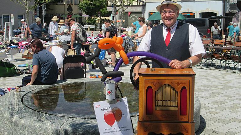 Leierkastenmann Klaus Emmerling im Juli 2019 bei 'Hamma Damma' in Hammelburg. Leierkastenmann Klaus Emmerling im Juli 2019 bei 'Hamma Damma' in Hammelburg.
