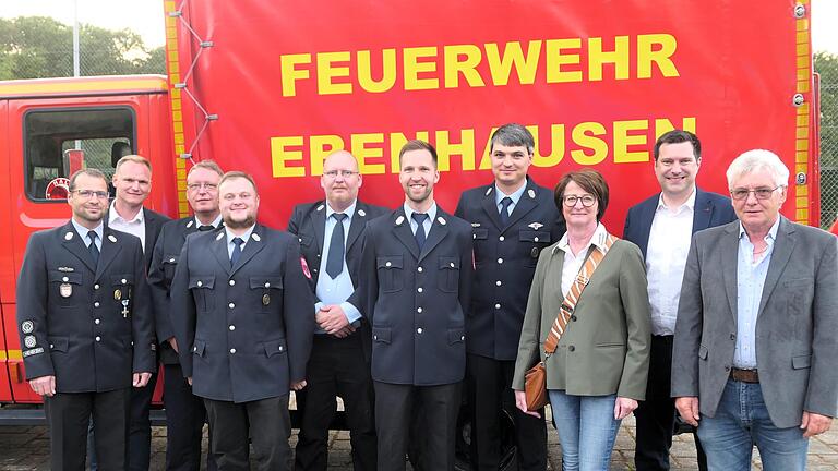 Vertreter der Gemeinde und die Führung der Freiwilligen Feuerwehr Ebenhausen bedankten sich bei den im Hochwassergebiet in Südbayern eingesetzten Ebenhäuser Feuerwehrleuten. Unser Bild zeigt (von links): 2. Kommandanten Sebastian Wetzel, Bürgermei...       -  Vertreter der Gemeinde und die Führung der Freiwilligen Feuerwehr Ebenhausen bedankten sich bei den im Hochwassergebiet in Südbayern eingesetzten Ebenhäuser Feuerwehrleuten. Unser Bild zeigt (von links): 2. Kommandanten Sebastian Wetzel, Bürgermeister Nico Rogge, Jens Ziegler, Florian Zwirlein, Lutz Ziegler, Steffen Wahler, 1. Kommandanten Bastian Lutz, Ortsreferentin Ulrike Breuter, 2. Bürgermeister Benedikt Keßler und 3. Bürgermeister Dieter Werner.