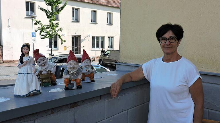 Bevor sie gestohlen oder zerstört wurden, stand Schneewittchen mit ihren sieben Zwergen auf der Mauer vor Rita Strohmengers Frühstückspension '7 Zwerge'.