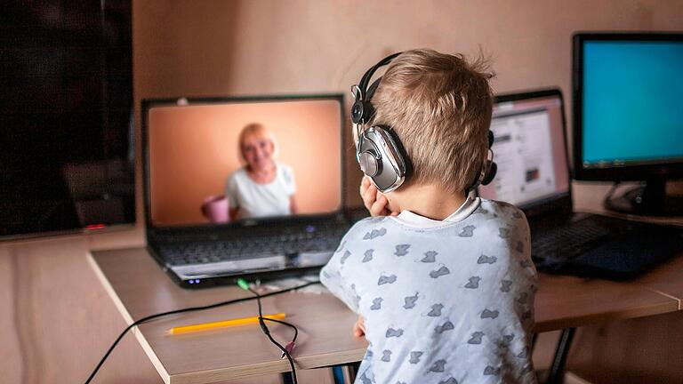 Online beschult, statt in die Grundschule zu gehen: Das bayerische Kultusministerium sieht das als illegales Homeschooling (Symbolbild). In Main-Spessart ist der Fall eines Jungen bekannt.