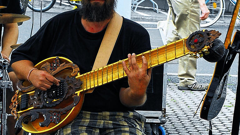 Hingucker: Michael Hilbel mit seiner Hybrid-Sitar.