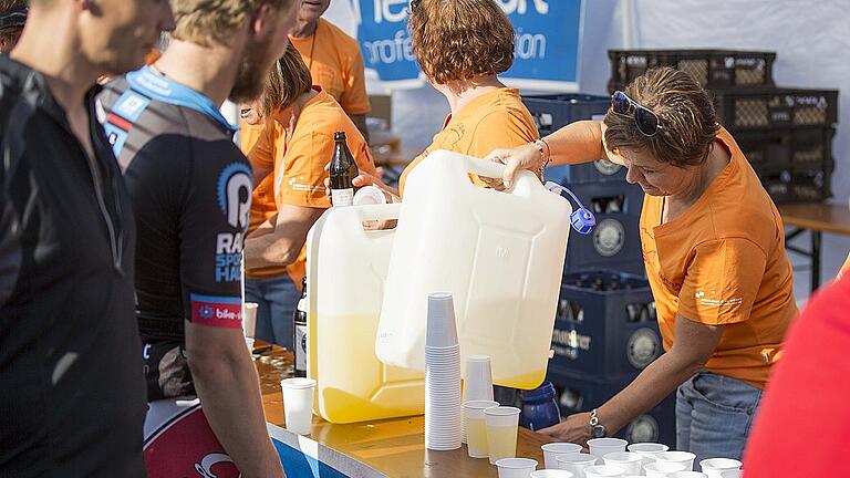 Darf bei Ausdauersportveranstaltungen nicht fehlen: Die Versorgung der Athleten insbesondere mit Flüssigkeit.