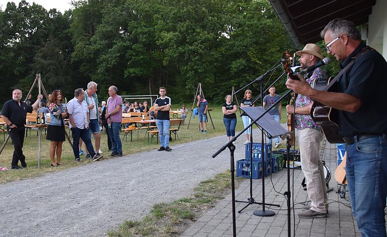 Einen Vorgeschmack auf die Live-Musik bei &quot;Robin Hood&quot; boten die beiden Musiker Hans Beyer (rechts) und Conrad O&#39;Connell.