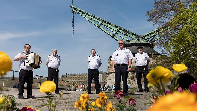 Die Würzburger Marinekameradschaft pflegt mitten in Unterfranken das seemännische Brauchtum. Im Bild (von links und mit Abstand) Harry Götzelmann, Jürgen Fuchs, Jürgen Rose, Robert Weidling und Karl-Rudolf-Seubert vor dem Alten Kranen in Würzburg.