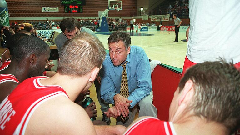 Gordon Herbert um die Jahrtausendwende bei der Arbeit in der s.Oliver Arena