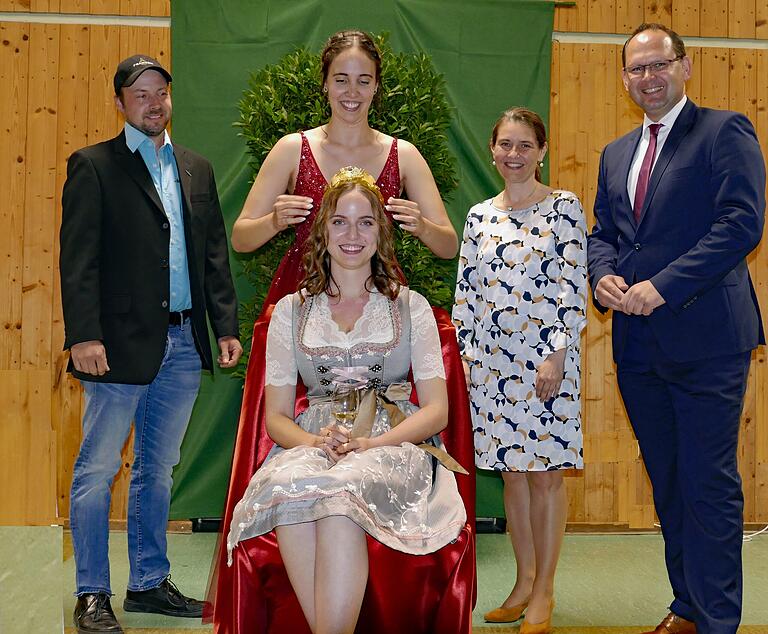 Teresa Lamprecht ist die 16. Karlburger Weinprinzessin. In der Karolinger Halle wurde sie von ihrer Vorgängerin Loraine Hock im Beisein von Landrätin Sabine Sitter, dem Karlstadter Bürgermeister Michael Hombach und dem Vizepräsidenten des Fränkischen Weinbauverbandes, Daniel Scheinhof (links), gekrönt. Teresa Lamprecht ist die 16. Karlburger Weinprinzessin. In der Karolinger Halle wurde sie von ihrer Vorgängerin Loraine Hock im Beisein von Landrätin Sabine Sitter, dem Karlstadter Bürgermeister Michael Hombach und dem Vizepräsidenten des Fränkischen Weinbauverbandes, Daniel Scheinhof (links), gekrönt.
