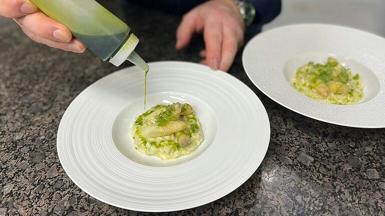 Küchenchef Michael Philipp verfeinert das Spargel-Risotto mit Kräuter-Öl. Küchenchef Michael Philipp verfeinert das Spargel-Risotto mit Kräuter-Öl.