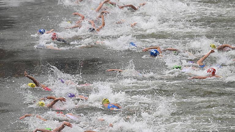 Paris 2024 - Triathlon - Die Schwimmstrecke in der Seine hatte vorab für Diskussionen wegen der schlechten Wasserqualität gesorgt. Paris 2024 - Triathlon - Die Schwimmstrecke in der Seine hatte vorab für Diskussionen wegen der schlechten Wasserqualität gesorgt.