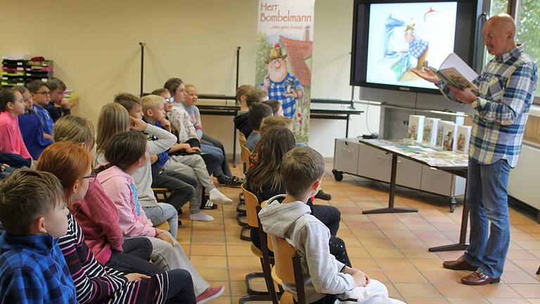 Wolfgang Lambrecht bei seiner Lesung in der Grundschule.