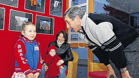 Der Tanzlehrer ermutigt seine kleine Schülerin.