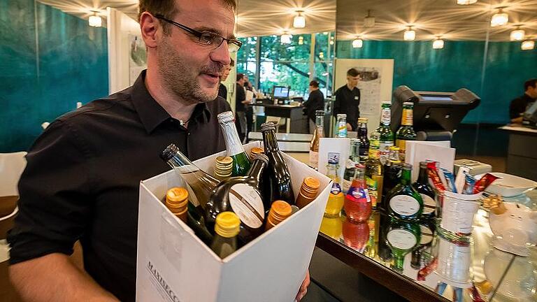 Flaschen-Transport: Die Bar im oberen Foyer wird immer erst am Abend bestückt.