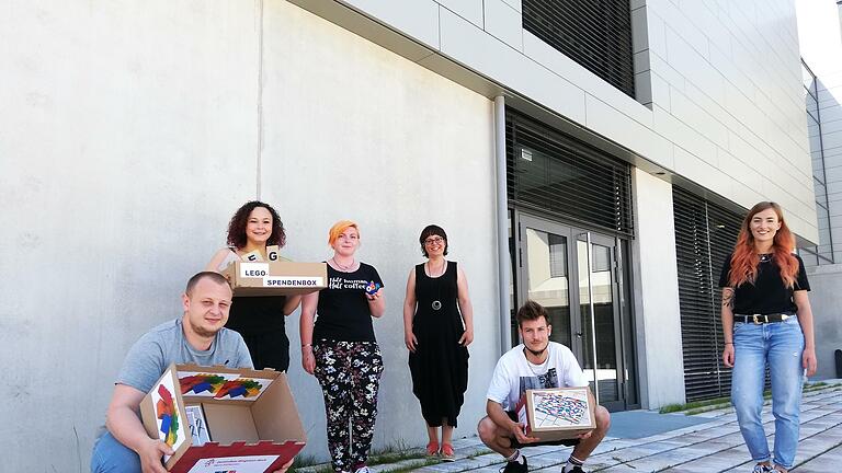 Legosteine in verschiedenen größen, Platten und Dachsteine werden für den Bau der Rollstuhlrampe benötigt. Foto: Laura Ziegler       -  Legosteine in verschiedenen größen, Platten und Dachsteine werden für den Bau der Rollstuhlrampe benötigt. Foto: Laura Ziegler