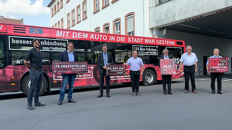 Zum Start des 'Busnetz+': Mit dem Auto in die Stadt war gestern, sagen (von links): Niklas Dehne (WSB-Aufsichtsrat), Umwelt-Bürgermeister Martin Heilig, Oberbürgermeister Christian Schuchardt, Udo Feldinger (WSB-Aufsichtsrat), WVV-Geschäftsführer Thomas Schäfer, Wolfgang Baumann (WSB-Aufsichtsrat) und Bernd Karl (WVV-Bereichsleiter Mobilitätsdienstleistungen).