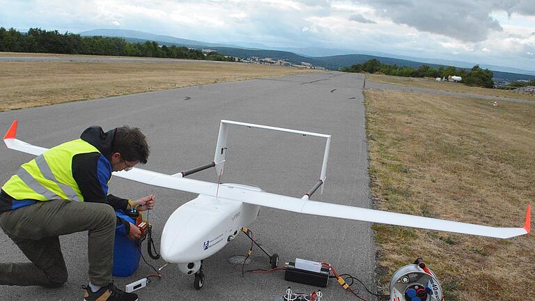 25 Kilogramm bringt das Fluggerät auf die Waage und hat eine Spannweite von 3,60 Metern. Am Flugplatz Grasberg wurde das deutschlandweit einmalige Projekt vorgestellt. Foto: Hanns Friedrich       -  25 Kilogramm bringt das Fluggerät auf die Waage und hat eine Spannweite von 3,60 Metern. Am Flugplatz Grasberg wurde das deutschlandweit einmalige Projekt vorgestellt. Foto: Hanns Friedrich