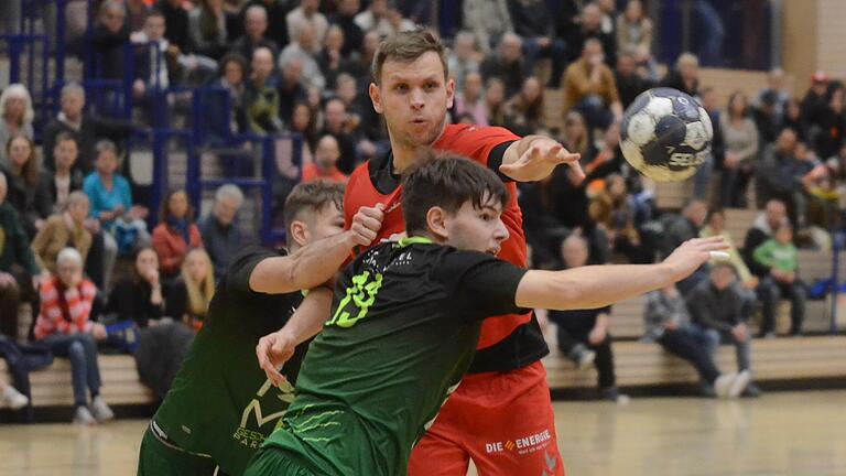 Pass unter Bedrängnis: Lohrs Spielertrainer Maximilian Schmitt (rechts hinten) wird von den Rimparern Jonas Krenz (links) und Finn Daugs attackiert.