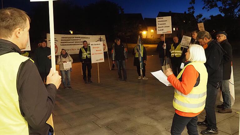 In Grafenrheinfeld gab es Demonstrationen gegen die Leitungen P43 und Suedlink. 'Wehrt euch, leistet Widerstand, gegen Trassen in unserem Land', sangen die Gegner der 'Monsterleitung'.