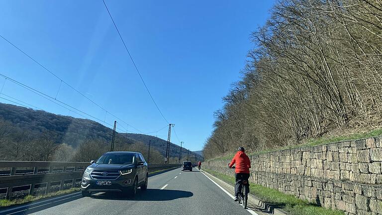 Radfahrer auf der Bundesstraße zwischen Wernfeld und Gemünden.