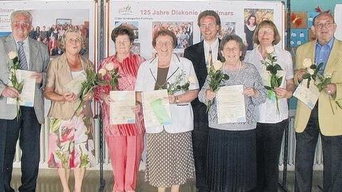 Pfarrer Martin Hild (Vierter von rechts) zeichnete die Mitglieder aus, die vor 30 Jahren den Diakonieverein Willmars gegründet haben: Rudi Scheidler, Karin Heß, Helga Landgraf, Mathilde Börner, Inge Scheidler, die für ihren Mann Georg die Urkunde entgegennahm, Erika Barthelmes und Baldur Kempf (von links).