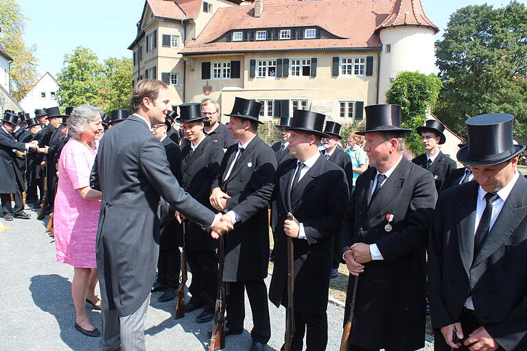 Uralte Tradition – wie die Heimführung der Braut: Die Bürgerwehr in Rüdenhausen feierte im vergangenen Jahr ihr 400-jähriges Bestehen.&nbsp;Maria Fürstin zu Castell–Rüdenhausen und ihr Sohn Otto begrüßten die 105 angetretenen Rüdenhäuser per Handschlag.